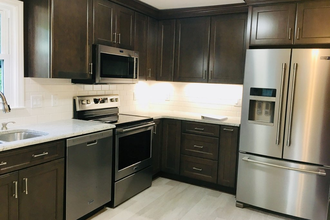 Kitchen 1 - 2BD/1BA HOUSE near Franklin St., UNC Campus