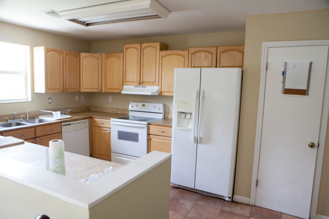 Kitchen - University of Miami  House Walking distance to campus
