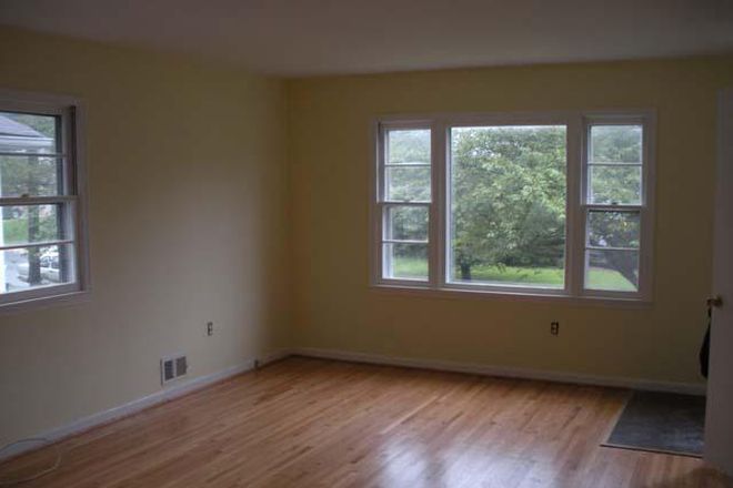 Good size living room for work or play - All Bedrooms in 5 Bedroom 3 Bath house available for Spring Semester 2026