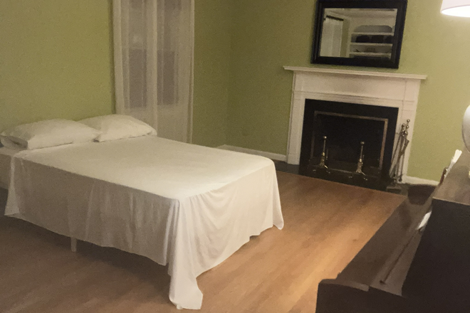 Front room, option to use as a bedroom - Multi room suite just 18 min from GU House
