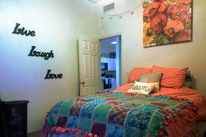 Bedroom - 5 Bedroom house close to campus with amazing bedrooms!