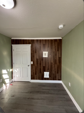 Room available. Queen size bed available if needed. - Room for rent with Grad School Student near Lunch Loops and Handle Bars House