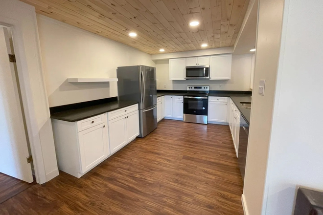 KITCHEN - 2 Bed 1 Bath apartment - private home nice neighborhood near ASU view of Grandfather