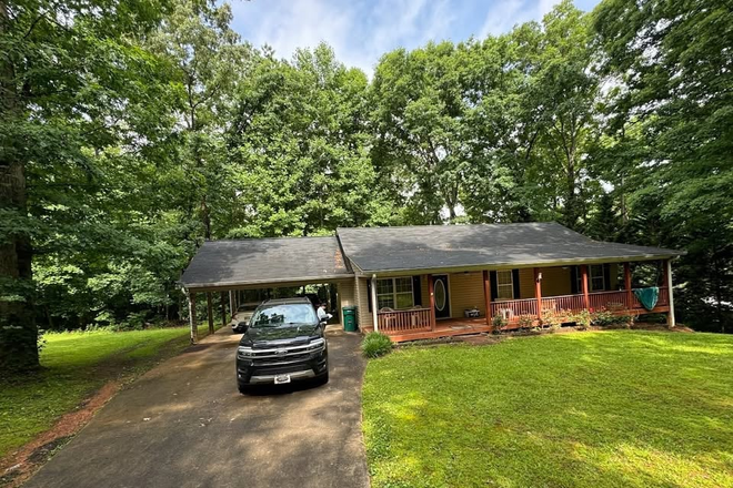 Front of House - $550+ Utilities - 4 Rooms available - female housing only  - freshly painted - 10 mins from campus! House