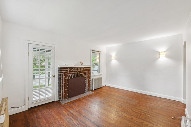 living room - 4811 Calvert Rd (Single Room) [SPRING LEASE] - Walking distance to UMD House