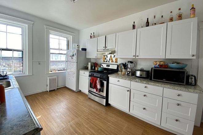 Kitchen - Beautiful 5 bedroom 2 bathroom Apartment on Park Drive for September 2025!