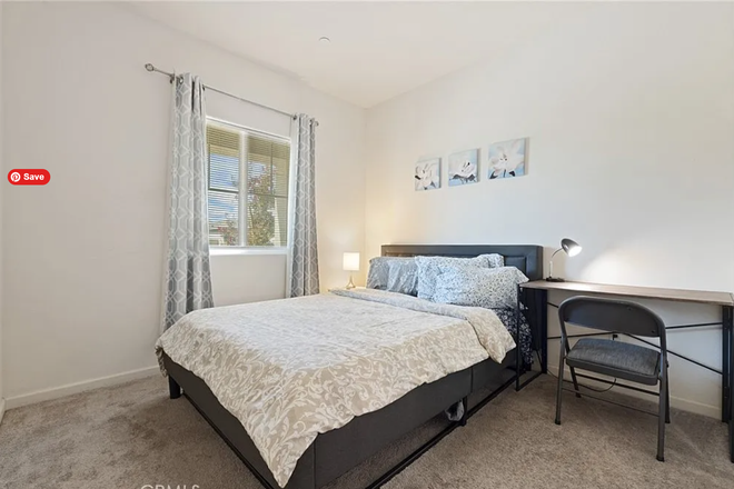 Bedroom with private bath downstairs - Charming 6 bedroom 4.5 bath 5 minutes UC Bus line and Merced College House