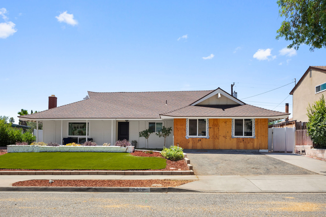 House Front View - Rooms for rent - house near UCR