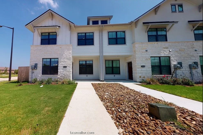 Outside View - 4 Bed/4.5 Bath Townhome
