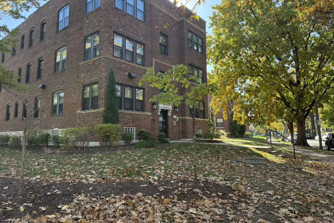 The surrounding environment is beautiful and it is only a three-minute walk from the commercial street. - Ten meters below is the Shuttle station. The price is very reasonable. Apartments