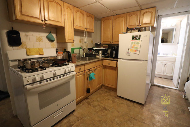 Kitchen - Fantastic Brownstone Near Northeastern University - H/HW Incl. - App-Op Laundry! Apartments