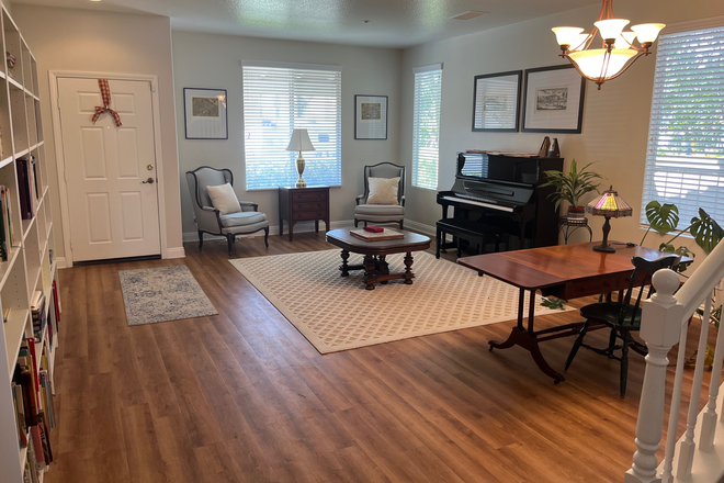 Library/living room - Spacious home with loft in quiet neighborhood