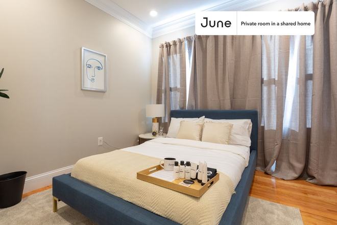  - Private bedroom in 3 bed/1 bath Home