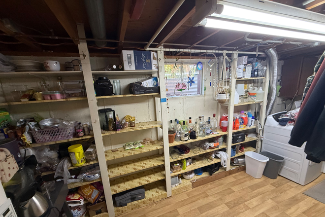 storage - Six bedroom house with 4 other roommate currently (in need of two more)