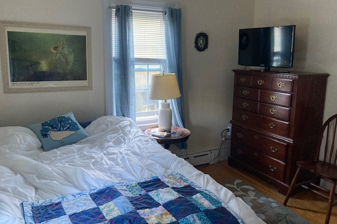 1 Bedroom. Furniture from pic can be removed. 12' X12'. Hardwood floors, windows and large closet. - Mattapoisett, MA House for share with one female professional (owner)