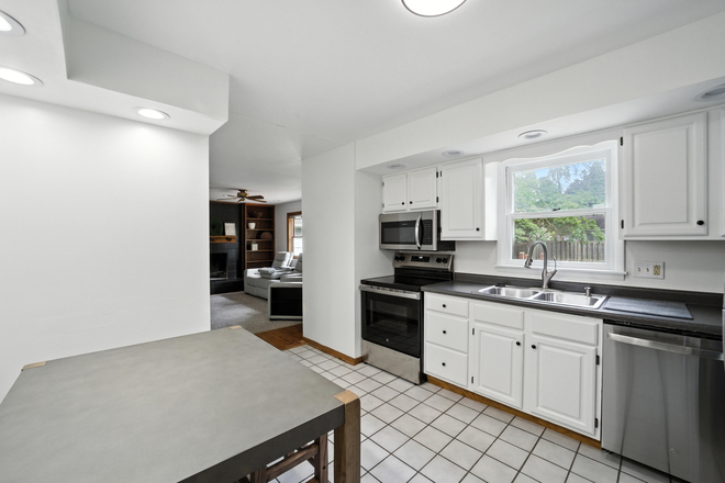 kitchen - Kent Ave. Close to campus House