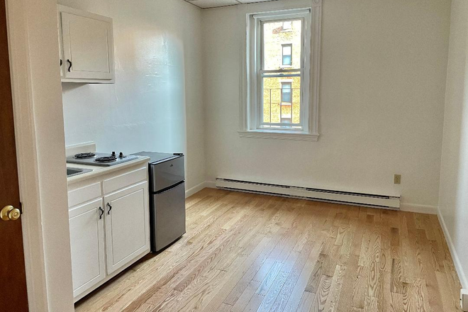 visit hubrealtyproperties.com - Beautiful brownstone on south campus, sunny studio with bay windows Apartments