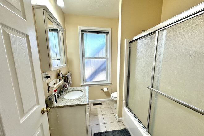 Bath - 1 bed 1 bath with parking Waltham Apartments