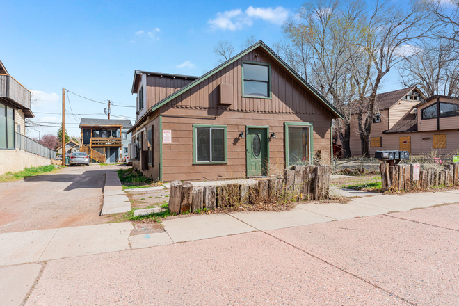 Side of House - 6 Bedroom Gem steps away from Campus! House