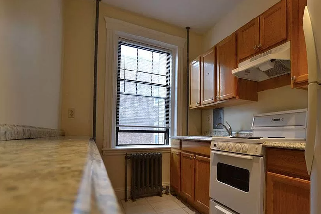 Call NOW for showings! 617-236-8600 - SUTHERLAND RD - LUXE CLEVELAND CRCL 3BR/1BA CONDO AVAIL *9/1/2025* W/ H&HW INC, LNDRY IN BLDNG, POOL
