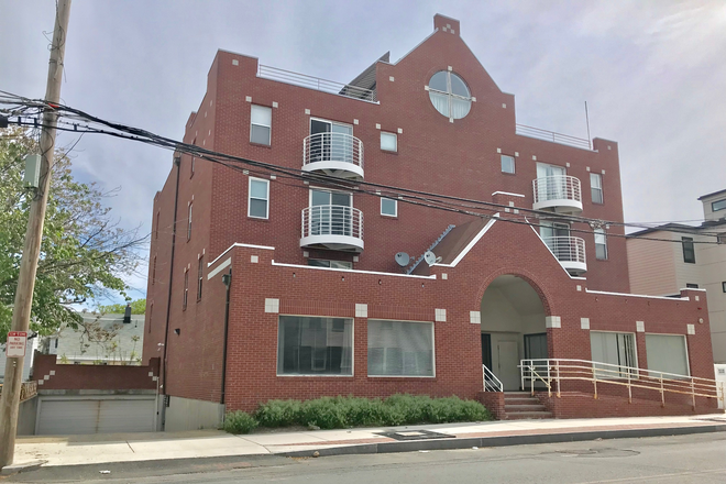 EXTERIOR - 2 beds/ 2 baths perfect location 255 Beacon St Somerville Apartments