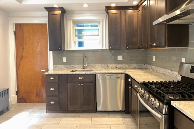 Kitchen - Conveniently Located 3 Bedroom Apartment Neponset/Morissey Blvd/Adams St Area