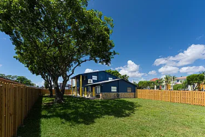 Side Yard - The Verlux Apartments