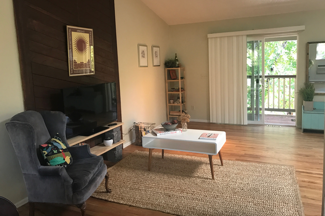 Unit 6 - AUGUST 1 ROOMMATE MATCH for GRAD STUDENT and YOUNG PROFESSIONALS - DOWNTOWN BOULDER near 10th-Pearl
