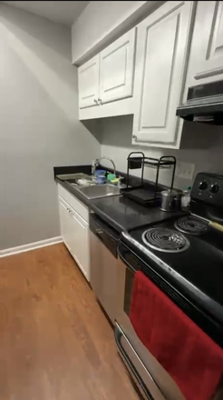 Kitchen - Duke Manor Apartments