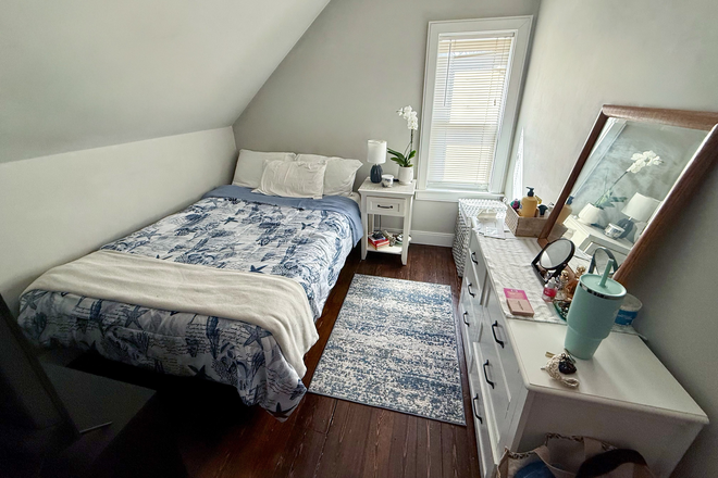 Bedroom - Townhouse near UMass Boston