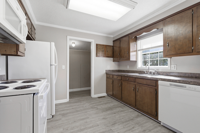 kitchen 1 - 2BR 2BA house on M'boro edge of Shelbyville, w/ dining rm, bonus rm, laundry rm, HVAC, $1,050