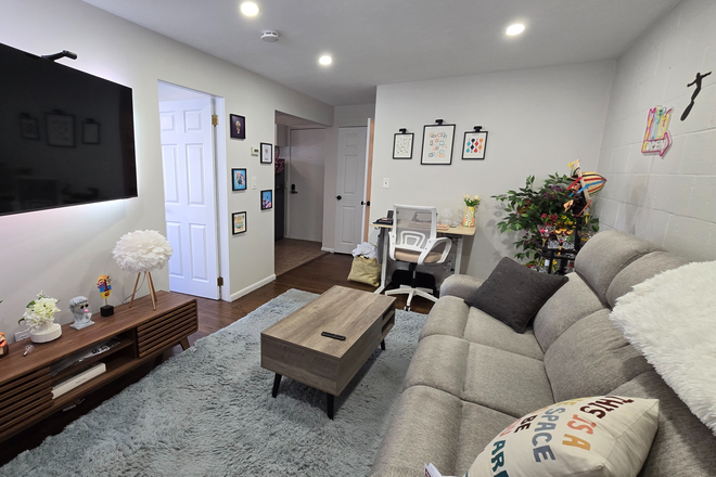Living Room - Fully furnished, flexible lease terms