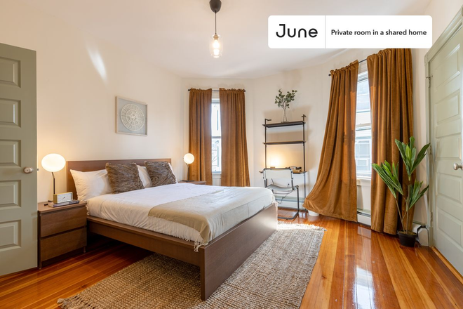  - Private bedroom in 4 bed/1 bath Home