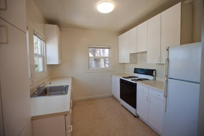 8 - "CHARMING OLDER BUILDING WITH FULL CITY OF BERKELEY RENT PROTECTION Apartments