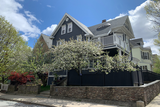 Springtime at the residence! - Stunning, Spacious (Fully-Furnished) Apartment in quiet historical Prospect Hill, Somerville 02143