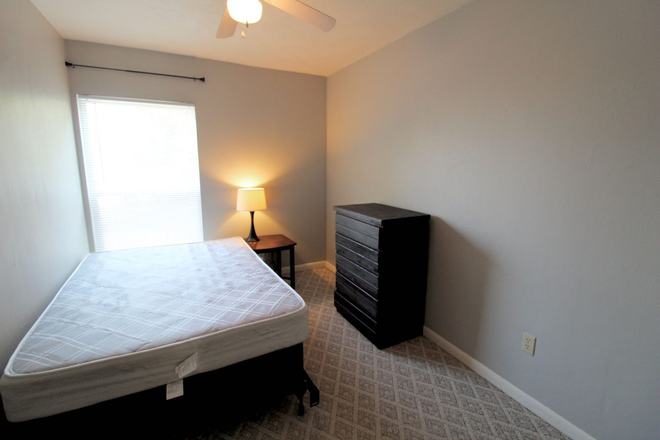 Bedroom - Townhouse for rent .5 miles from JMU campus!