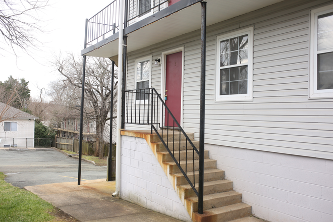 Exterior - 1102 Leonard St. Apartments - One Bedroom in Belmont!