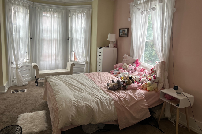 Large bedroom - Newly renovated house just off campus, 2023 N. Carlisle