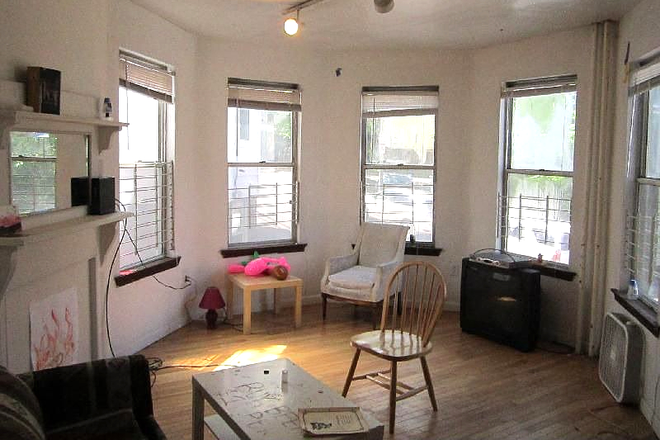 Hub Realty - Mission Hill, spacious entire floor 5 bedroom, on Green line T Apartments