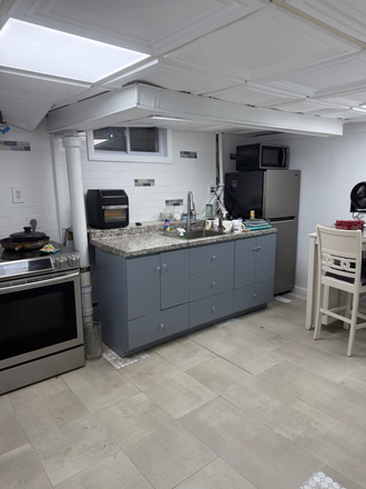 Kitchen with electric stove - Bryn Mawr listing Apartments