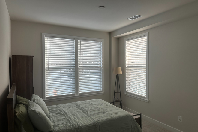 Bedroom - Room with private bathroom for rent in townhouse located in a peaceful neighborhood