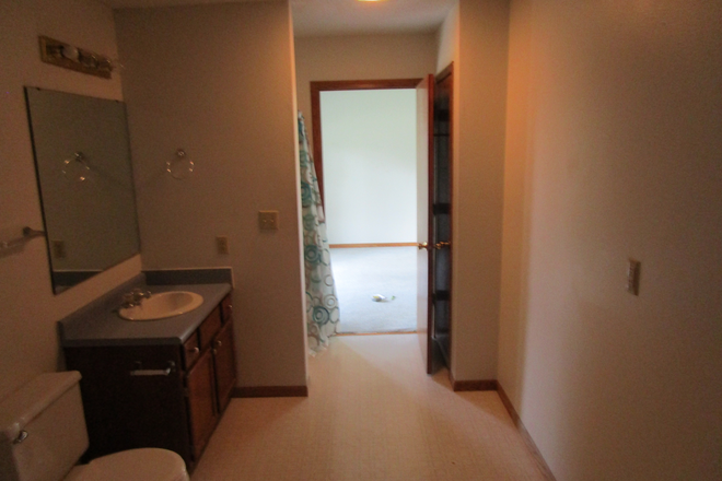 LL bathroom - 3 bedroom Duplex in Coralville Duplex