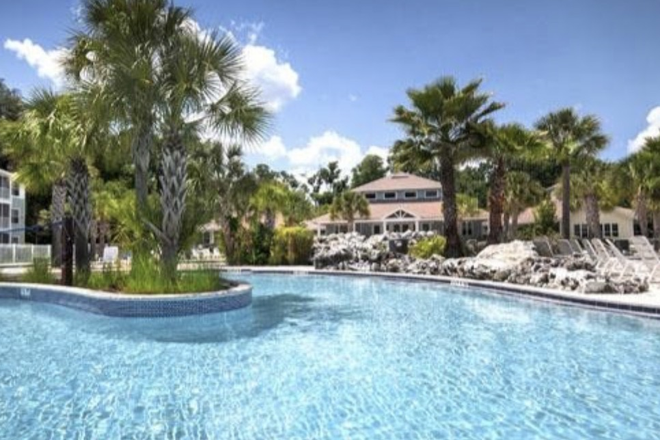 Beautiful & spacious swimming pool & sun bathing area includes barbecue grills - Cabana Beach Apartments