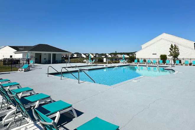 Pool - Coastal Point West - Close to Campus House