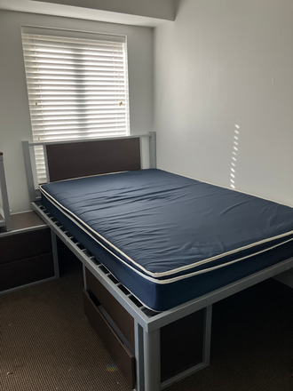 Queen size bed - Chestnut Square Apartments