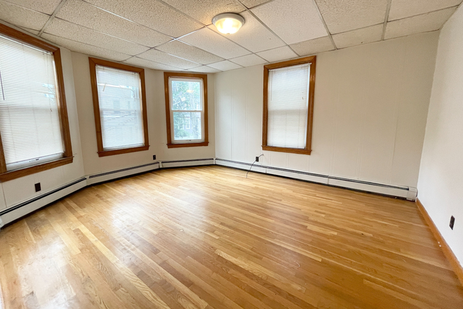 Bedroom - Spacious 4 Bed | Laundry in Unit | Walk to Orange and Green Lines! Condo