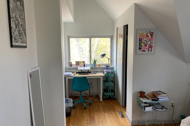 The pphotos are for reference only : the room is not furnished. - Winter sublet in Northampton Duplex