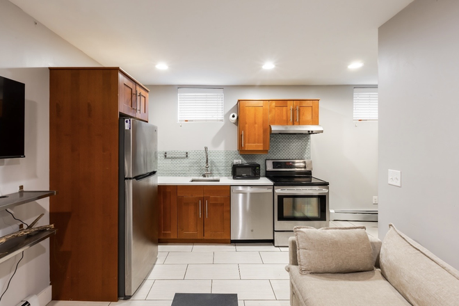 Kitchen - MULTIPLE 1-2 BEDROOM UNITS/ACCOMMODATION ON THE HILL AVAILABLE FOR FALL PRELEASING! Apartments