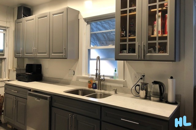 Kitchen - 4 bedrooms, 2.5 baths Newly Renovated Apartment