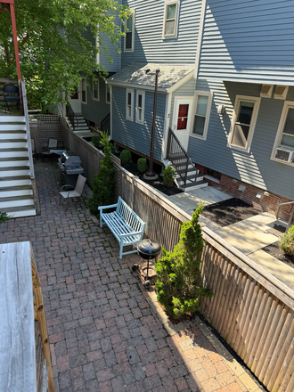 Outside View - Furnished Room and Private Bathroom, 15-Min Walk from Campus Apartments